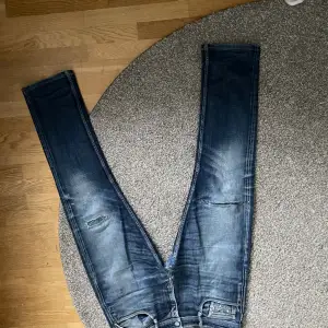 Sköna replay jeans med design slitningar
