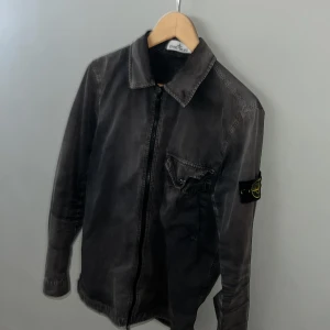 Stone Island overshirt - Säljer nu min stone overshirt perfekt till våren. Priset kan sänkas vid snabbaffär. Om man undrar över något är det bara att höra av sig 
