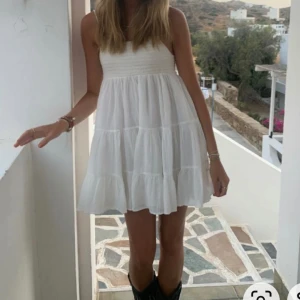 Klänning - Trendig vit klänning från ZARA i storlek S🤍 Säljer pga den inte kommer till användning längre  !lånade bilder!