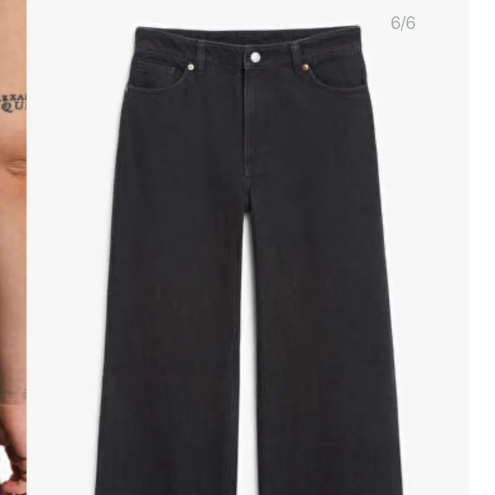 Svart/grå vida jeans i fin skick . Jeans & Byxor.