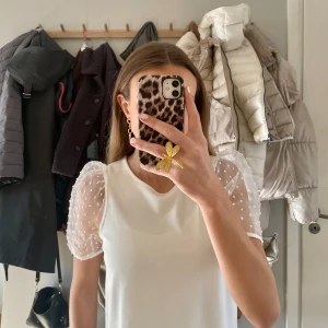 Vit blus🪽 - Jätte fin vit blus från Lindex barnavdelning! Säljer då jag inte får någon användning av den längre❤️ storlek är 146-152 men passar mig bra som brukar ha xs-s i vanliga fall