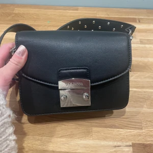 Don Donna väska - En jättesöt Don Donna väska som köptes för några år sedan, har inte använts någon gång nästan men finns något märke då den är gammal✨