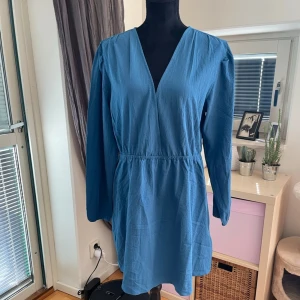 NY!! Klänning strl L - Helt ny klänning i strl L Med lapp kvar