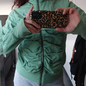 Zipup - En grön grön zipup! Ganska bra skick, super fin!