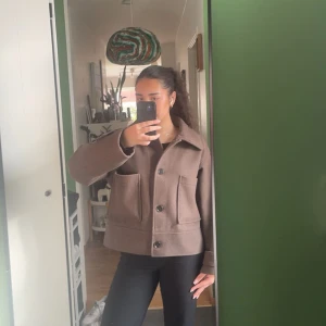 SLUTSÅLD KAPPA - Jag säljer min skit snygga utsålda kappa från kappahl. Den är i fint skick, passar inför våren och hösten. Storlek M men passar också S. Kom privat om frågor!💓☺️