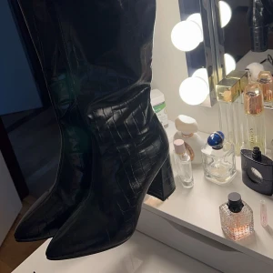 Boots med klack - Säljer mina knähöga boots då de tyvärr inte kommer till användning. Bootsen är i ett otroligt fint skick, om fler bilder önskas är det bara att höra av sig🫶🏼