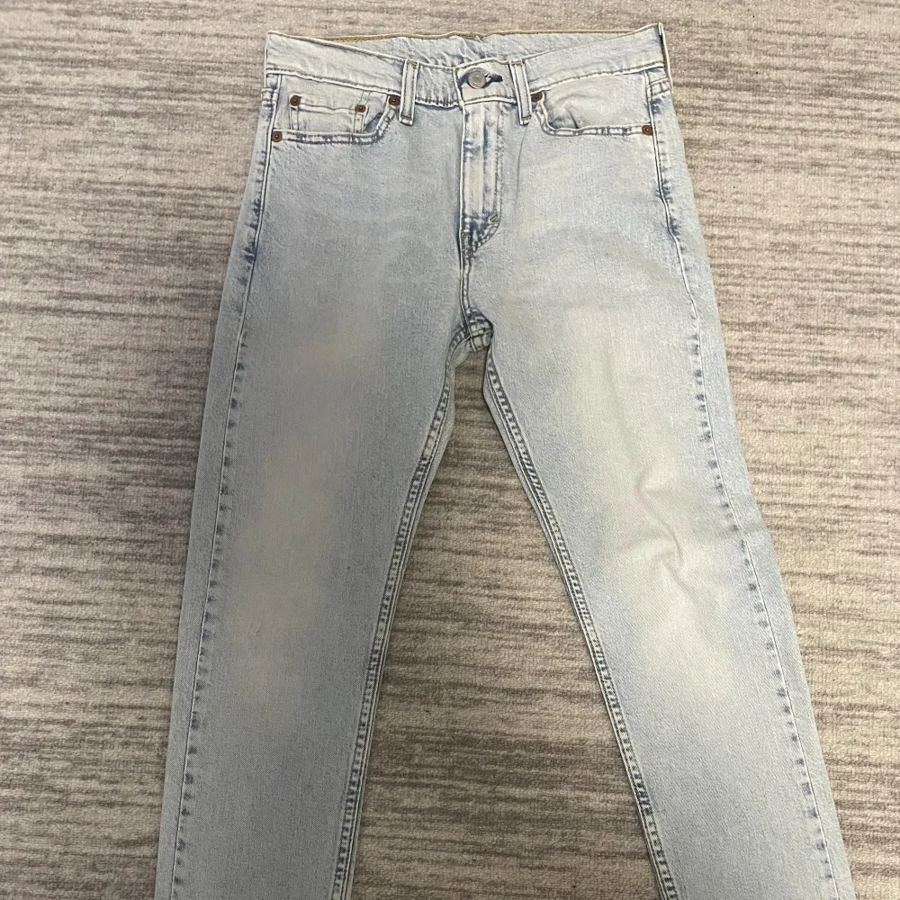 Helt nya 10/10 skick Levis jeans i otrolig färg 🎨  Köpt för 1199  . Jeans & Byxor.