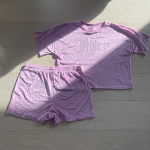 Juicy Couture - Juicy Couture set, shorts samt t-shirt, aldrig använda. Obs! Säljer som ett set. 