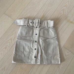 Mini kjol  - Beige ”minikjol” med skärp