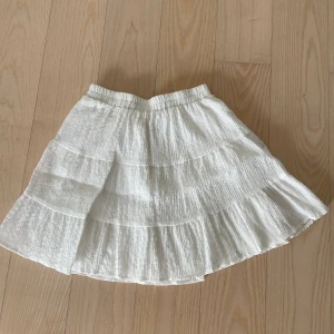 Vit volangkjol  - Jättefin sommarkjol💗