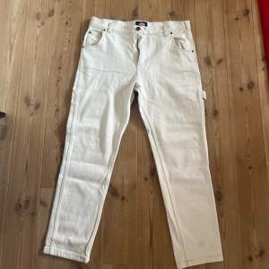 Snygga krämvita jeans i en cargomodell från Dickies. Storlek W36/L32. Pris kan diskuteras. 