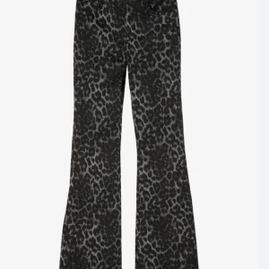 Leopard jeans! - Säljer dessa skit coola jeans, passar de flesta och är väldigt sköna💕skriv för mer bilder