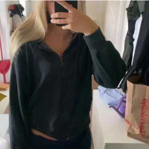 zip hoodie - en typ mörkgrå zip hoodie från pull&bear. aldrig använd alltså helt ny