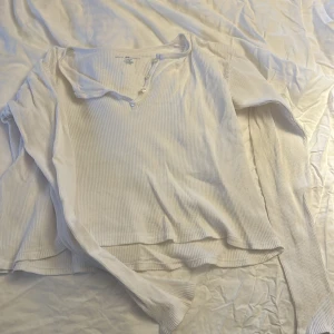 Brandy Melville tröja - Säljer denna brandy tröja då stilen ej passar min, knappt använd💋