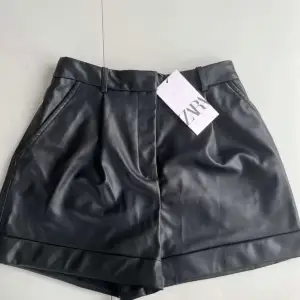 Super fina lädershorts från Zara som tyvärr inte kommer till användning då dom är för stora för mig, dom har fortfarande lappen kvar och är endast testade💕💕