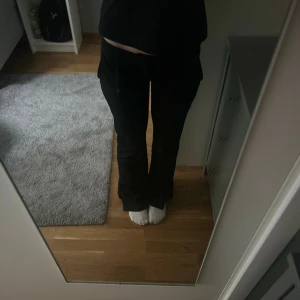 Kostymbyxor  - Super fina kostymbyxor ifrån Bik bok!! Byxorna är inte använda mycket och ser näst intill nya ut💕Byxorna är lågmidjade och flared🩷Dom var köpta för ca 500 och mitt pris är 350💕 skriv gärna innan ni trycker på köp🙏💕