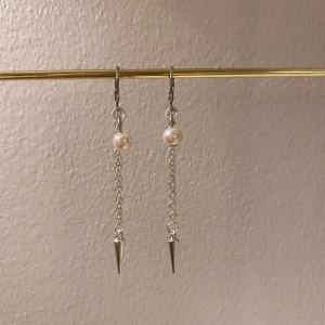 Lilly Earrings - Trendiga örhängen som funkar till både vardag och fest!