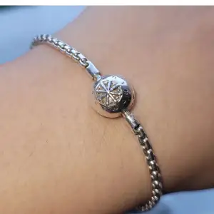 Superfint Thomas Sabo armband, liknar Pandoras trendiga charm bracelet. 925 sterling silver, köptes för 649kr. Kan fraktas men köparen står för frakten ❤️