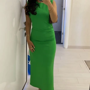 Grön midiklänning  - Grön midiklänning köpt från zara. Säljs då den inte kommer till användning. Använd under endast ett tillfälle, helt nytt skick. Säljes för 350kr