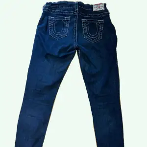 Jätte fina true religion jeans i storlek 28 men är väldigt korta i benen så passar någon som är under 160cm Om ni har några frågor är det bara att DM:a 🩵 Pruta på!!