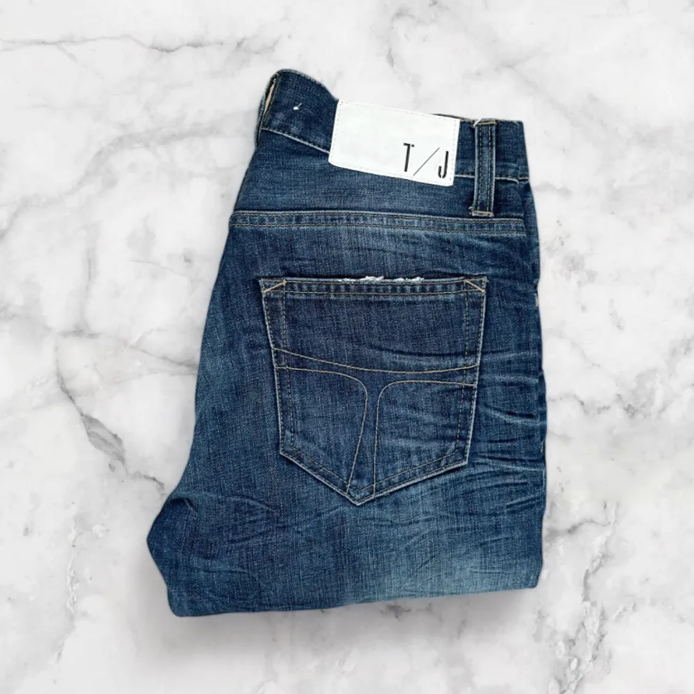 Väldigt snygga Tiger of Sweden jeans! Byxan har en väldigt fin passform och en riktigt snygg tvätt, skicket är 10/10 och storleken är W29/L32.  Kontakta vid fler frågor eller funderingar🤝. Jeans & Byxor.