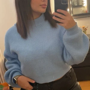 Babyblå kortare tjocktröja - Gott skick. Använt fåtal gånger. 