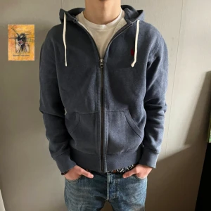 Polo Ralph Lauren  - Tja! En fet raffe hoodie som är i fint skick! 🤩Är inte använd på länge och därför tillkommer det fina priset (kan diskuteras) ! 🙌🏼 Hör av er 😊