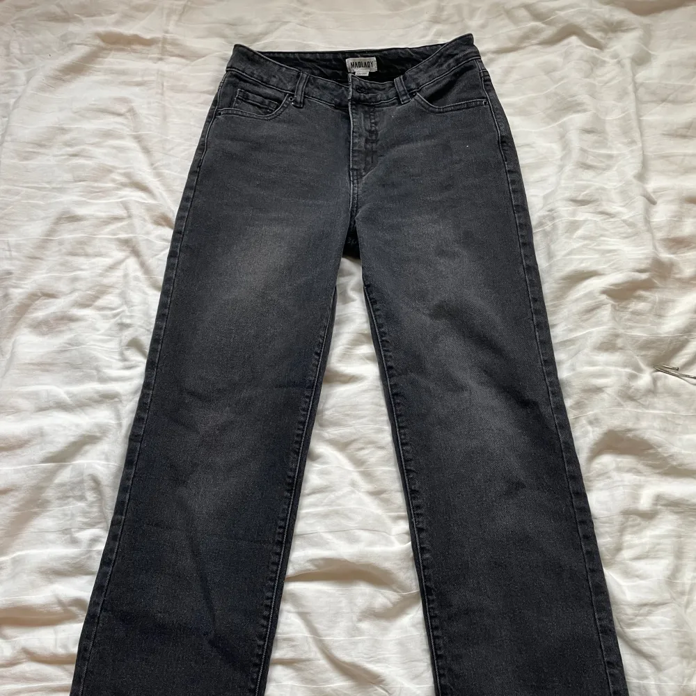 Super snygga jeans i en svart lite lätt washed färg. Super snygga och sköna, straight leg modell. Sitter perfekt i längden på mig som är 164cm 🥰. Jeans & Byxor.