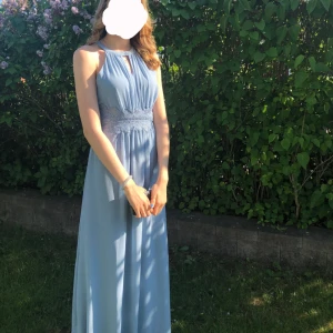 Balklänning  - Fin klänning som passar perfekt till bal, skolavslutning eller annan tillställning. Använd en gång och är därav som ny!