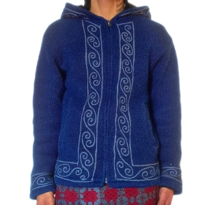 Blå Luvtröja - Blå Luvtröja med mönster tryck. Den är i god skick. Om du är intresserad så hör gärna av dig!