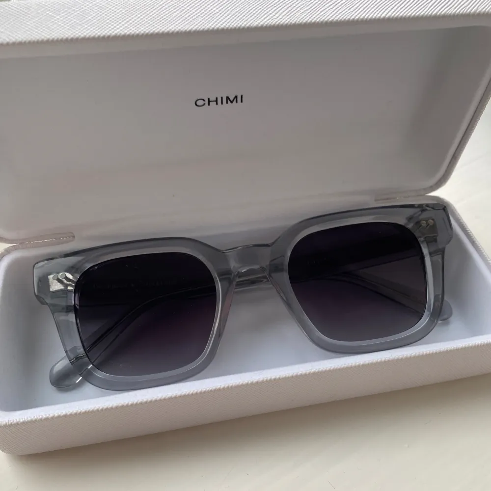 Jag säljer dessa chimi glasögon i 04 grey💕Helt oanvända då jag inte tycker att dom passa så bra💘Nypris 1350! Hör av er om ni är intresserade!💕. Accessoarer.
