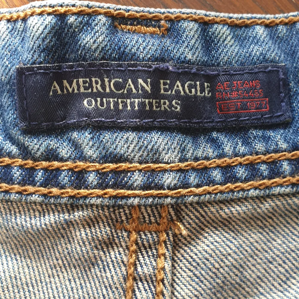 Jeansshorts från American Eagle i storlek 36 men skulle nog säga att de passar 34-36, säljer då de är för små på mig men annars jättefina. De har dock en liten defekt vid dragkjedjan men det är inget man märker❤. Shorts.