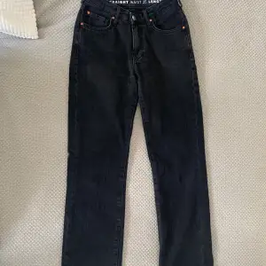 Säljer dessa svarta low waist jeans från bikbok. Aldrig kommit till användning tyvärr eftersom att jag köpte dem i fel storlek. Jeansen är i storlek W25/L32💖