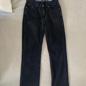 Svarta jeans  - Säljer dessa svarta low waist jeans från bikbok. Aldrig kommit till användning tyvärr eftersom att jag köpte dem i fel storlek. Jeansen är i storlek W25/L32💖