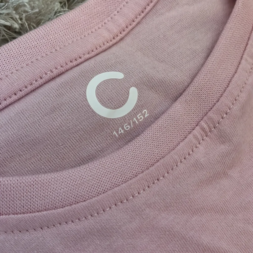 Ljus rosa T-shirt. Jätte fin tex på sommaren. Kan även användas som pyjamas tröja. Aldrig använd. Köp jätte gärna!!⭐️⭐️💗💗. T-shirts.