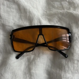 Coola glasögon!  - Supercoola glasögon från i somras som endast använts 2 gånger🌟🌟🌟