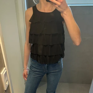 Linne  - Svart linne med små glitter och bolander framtill💞💞Från H&M i 152 med passar en xs, kom gärna med prisförslag 