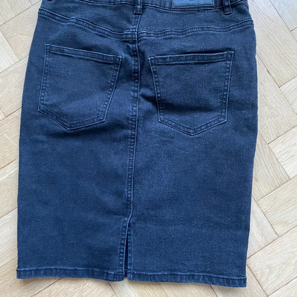 Svart jeanskjol från Vero Moda. Midjemått: 75 cm Längd: 50 cm Fickor fram och back. . Kjolar.