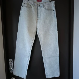 Supreme jeans - Regular supreme jeans. Köpta i supreme store London av mig. Nyskick, knappt använda. Storlek 30 i midja. Skulle gissa på 32 i längd. Ljusblå med en broderad stjärna på bakfickan med supreme. Finns i älvsjö stockholm. kan skickas. Jag är 180cm 73kg. 