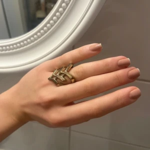 Ring  - Ring, sliten. Passar M. 