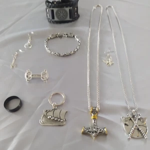 Vikinga smycken nya!. - Onesize för män.  Allt i rostfritt stål och läder, svart Titanium ring strl. 12.