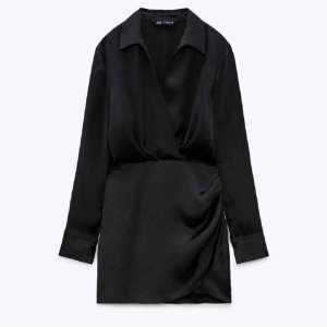 Säljer denna snygga svarta klänningen från Zara, storlek S. 🖤