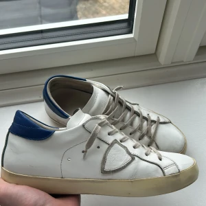 Philippe Model skor - Philippe Model skor i 8/10 skick, Lite smutsiga. Självklart tvättar jag dem innan jag skickar. Pris kan diskuteras på snabb affär  Endast skorna ingår