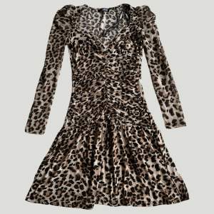 Vintage leopard-mönstrad meshklänning från det franska 90-tals märket Morgan de toi! Går att köpa via hemsidan, meddela vid intresse.