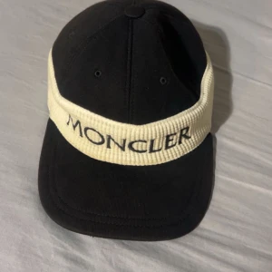 Monclear keps - Hej säljer min äkta monclear keps eftersom den inte används längre den är väldigt fin o passar till alla års tider o alla klädstilar den är i stl L men passar M pris går att diskutera vid snabbköp 