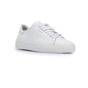 Säljer mina vita arigato sneakers i modellen clean 90s, de är använda ett fåtal gånger och är i mycket bra skick! Har fler bilder om det önskas💓 nypris: 2450, säljer för 550🤍