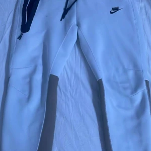 Nike tech ny modell - Storlek S  Köpt för 1499kr på Emporia  Finns kvitto som kan fotas men ej lämnas ut då det finns andra varor på kvittot