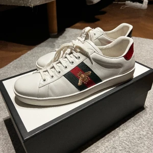 Gucci skor  - Säljer dessa gucci skor i storlek 43, små fläckar men inget man tänker på! Box och dustbags ingår! 