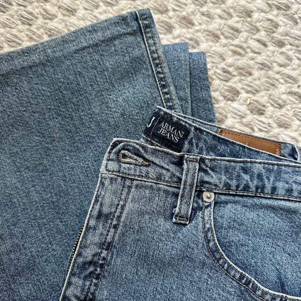 Säljer dessa superfina jeans då de inte är rätt storlek för mig, de är storlek W27!! Köparen står för frakten!!. Jeans & Byxor.