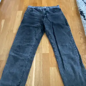 Jeans från woodbird i strl 30/30. Är använda, men har inte använts på nästan 2 år. Byxorna är i loose fit.